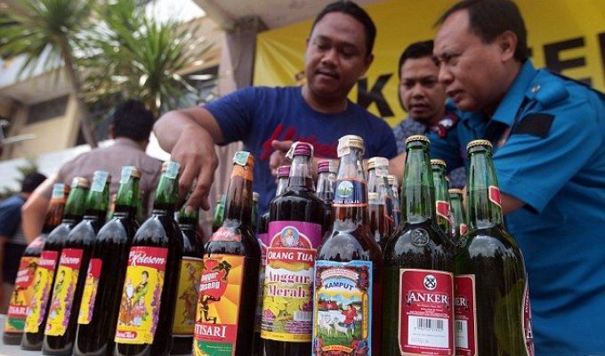 В Индонезии за месяц поддельный алкоголь убил 100 человек (8 фото)