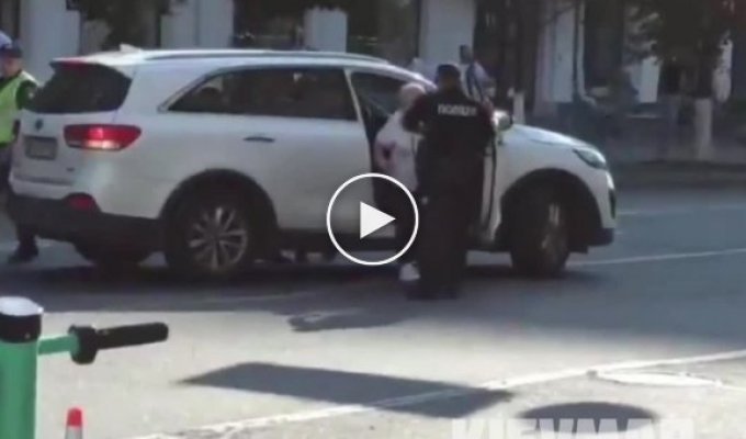 Водитель наехал на полицейского который перекрывал дорогу