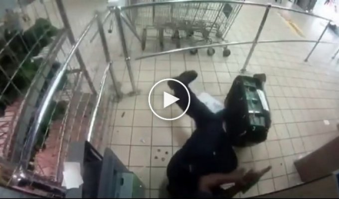 Банкоматная видеокамера сняла нападение на инкассаторов в южноафриканском супермаркете