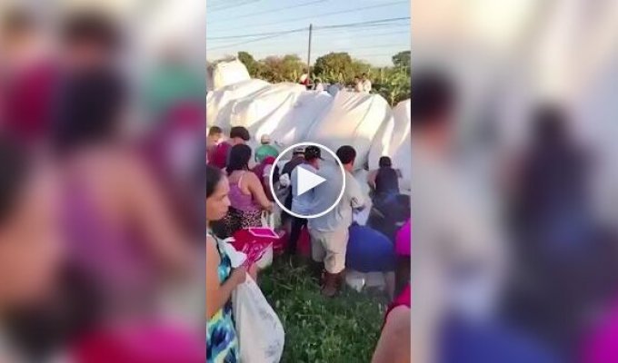 Солодка аварія: люди спустошили вантажівку із цукром