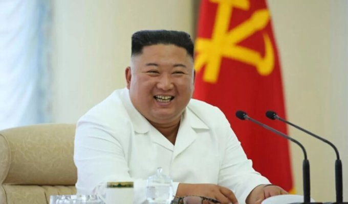 Ким Чен Ын запретил популярную американскую прическу и узкие джинсы (4 фото)