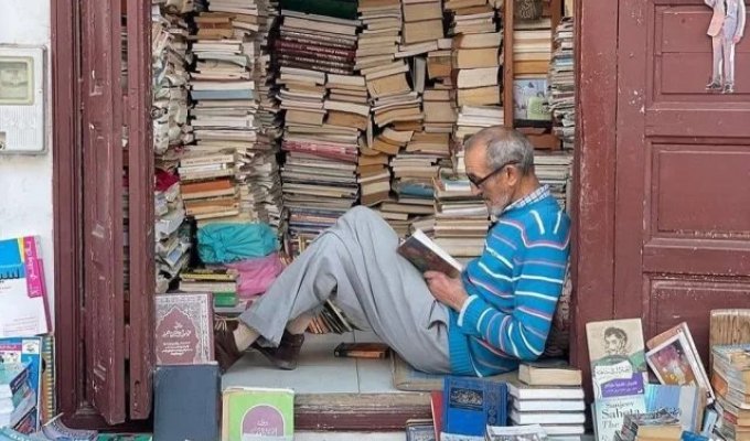 73-летний книготорговец Мохамед Азиз из Марокко читает в день от 6 до 8 часов (3 фото)