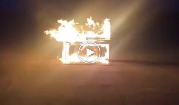 Piano burning in memory of the dead Ukrainian pilots