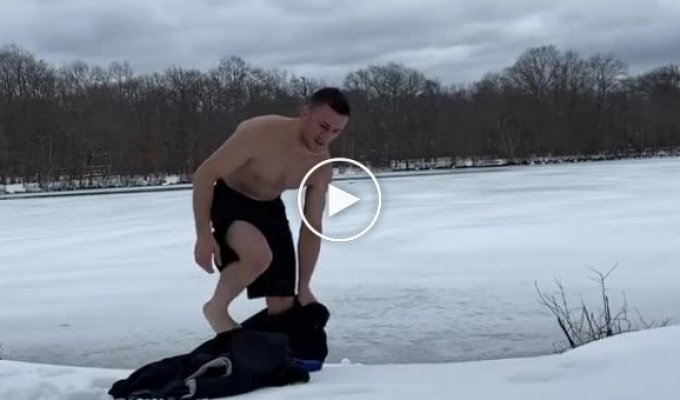 Боец UFC решил искупаться зимой и ударился об лёд