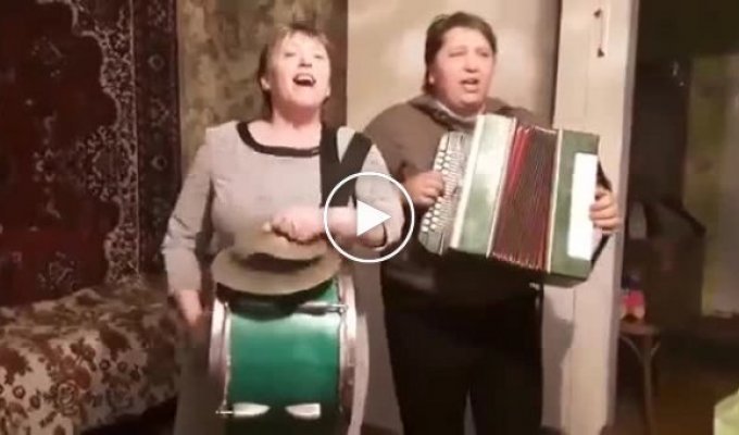 Девушки с Белоруси поют украинскую песню