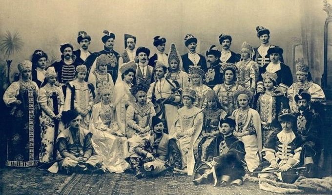 Вот так выглядела костюмированная вечеринка у последних Романовых (13 фото)