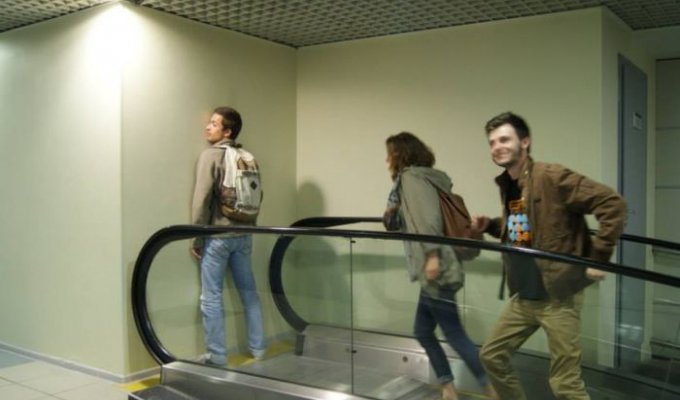 Странный эскалатор в российском аэропорту (5 фото)