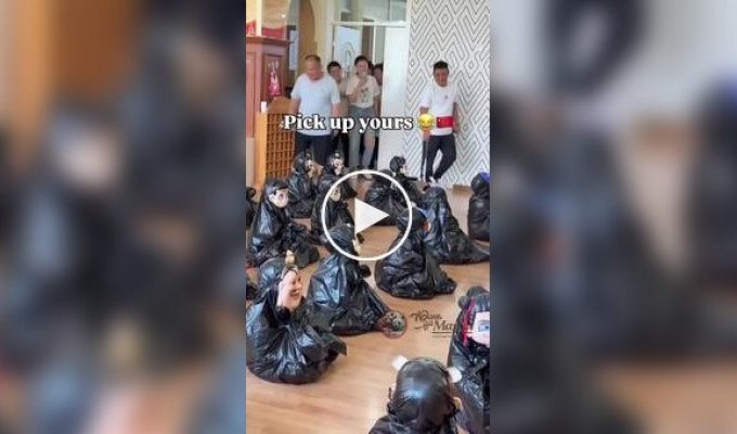 Родители пытались угадать, в каком из мусорных пакетов спрятан их ребенок
