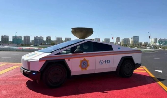 In Kazakhstan, the Ministry of Emergency Situations began using the Cybertruck (3 photos + 1 video)