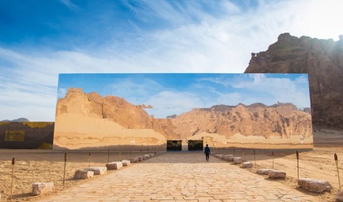 Самое большое зеркальное здание в мире (3 фото + 1 видео)