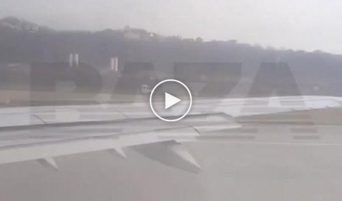 Из крыла самолета в аэропорту Сочи прямо во время взлета начало вытекать топливо