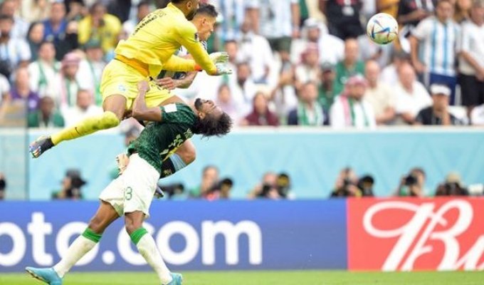 Воротар Саудівської Аравії Аль-Овайс у матчі з Аргентиною завдав своєму захиснику страшної травми (5 фото + відео)