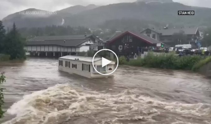 В Норвегии дом уплыл по реке после потопа и врезался в мост
