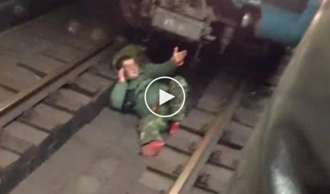 Упавший на рельсы столичного метро пассажир закурил