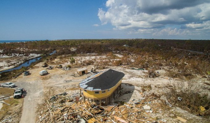 Ураган 5-й категории не смог разрушить круглые деревянные дома компании Deltec (3 фото)