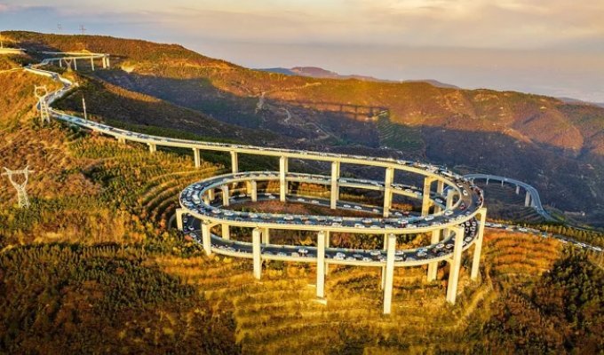 Scenic Road in China (1 Photo + 2 Videos)