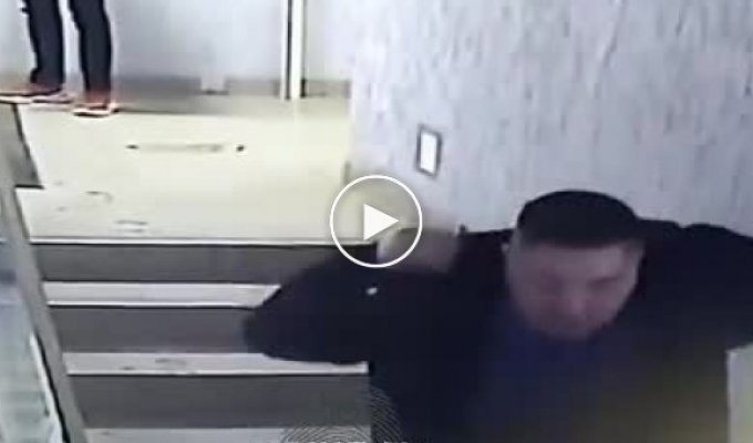 Посетители новосибирского бара избили мужчину до полусмерти