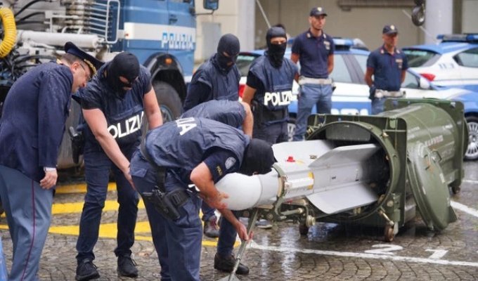 Итальянская полиция изъяла ракету класса "воздух-воздух" (3 фото)