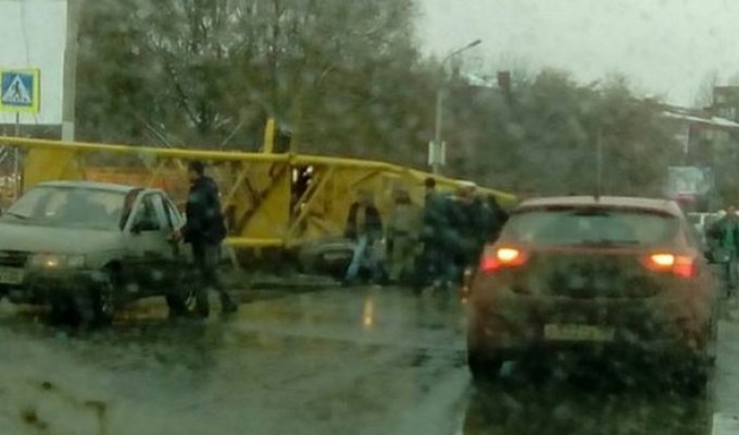 В Омске башенный кран рухнул на проезжавшие автомобили (4 фото + видео)