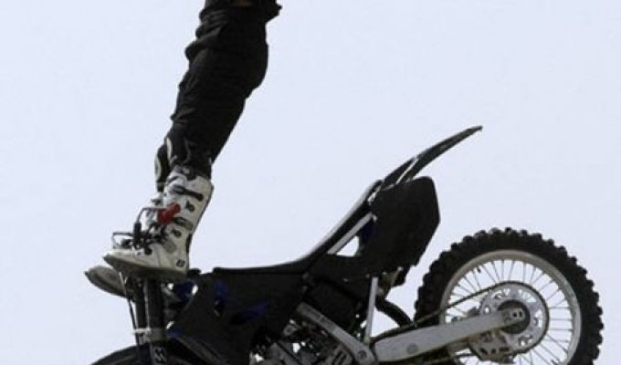 Экстремальные трюки на мотоциклах (29 фото)
