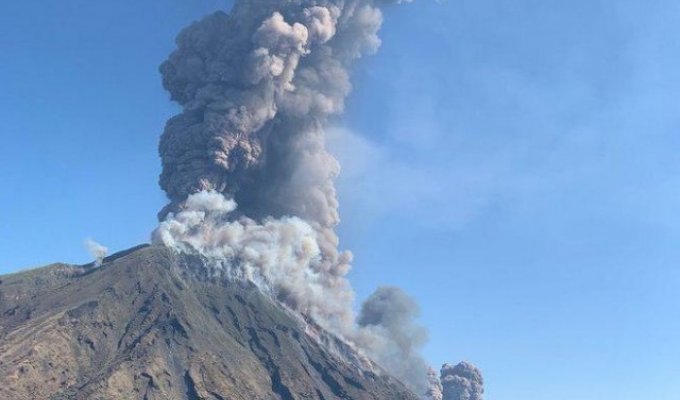 В Италии пробудился вулкан Стромболи (фото + 2 видео)