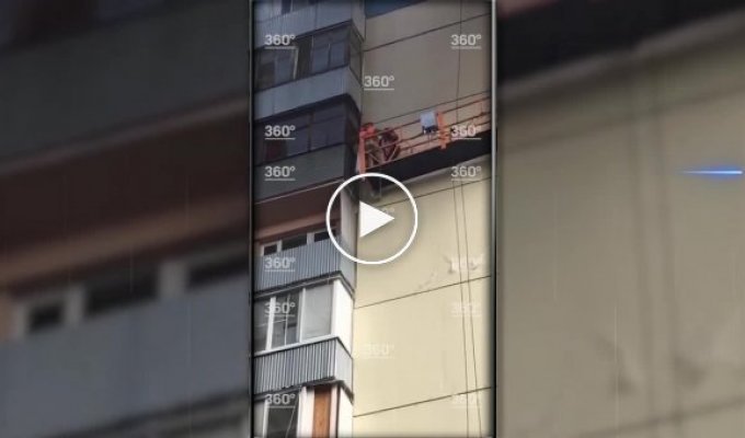 Рабочие в люльке спасли жильцов дома во время пожара