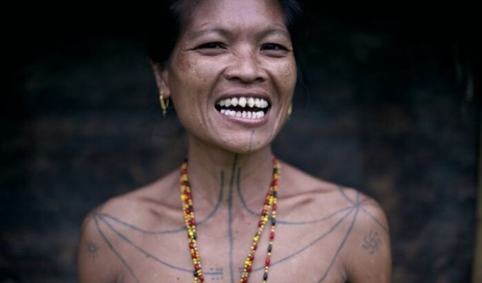 Indonesian beauty – sharpened shark teeth (6 photos + 1 video)