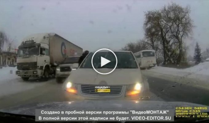 В Новосибирске ищут автохама, который ездит по встречной и протыкает колеса ножом