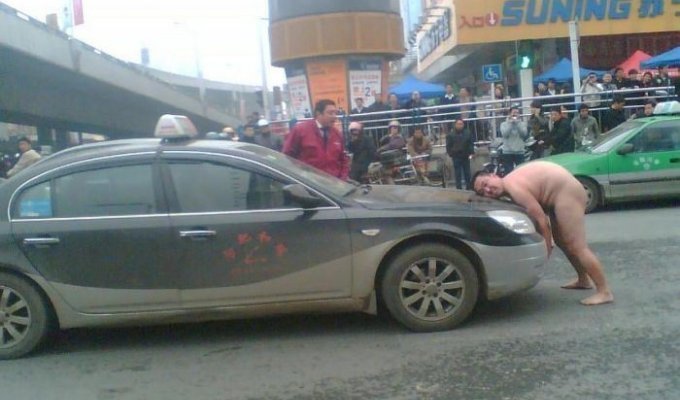 Голый китаец "напал" на автомобиль (21 фото)