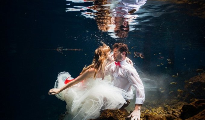 Нестандартный подход к свадебным фото: жених и невеста под водой (9 фото)