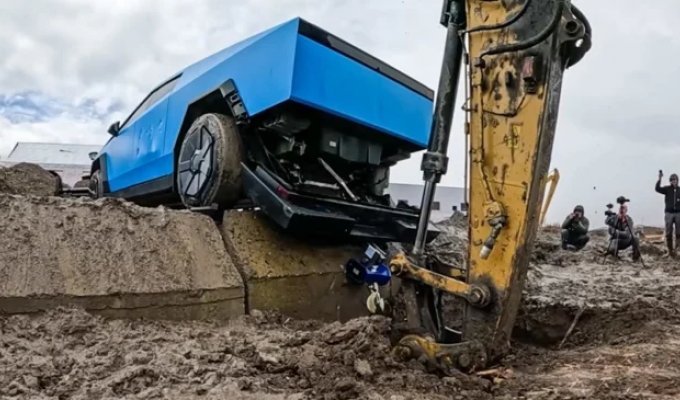 A harsh and merciless endurance test for a Tesla body Cybertruck (2 photos + 1 video)