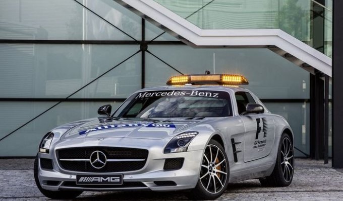 Safety Car Mercedes-Benz SLS AMG обновили для Гран-при Сингапура (8 фото)
