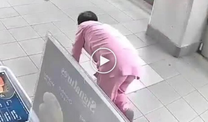 Мальчик получил пощечину за то, что влез без очереди за хлебом