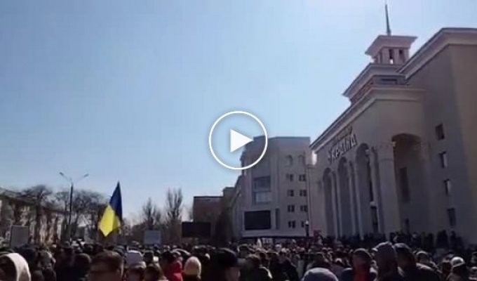Зеленский опубликовал на своем канале протесты из оккупированного Херсона со словами благодарности