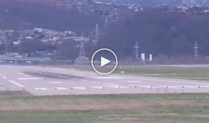 Момент жесткой посадки самолета в Сочи