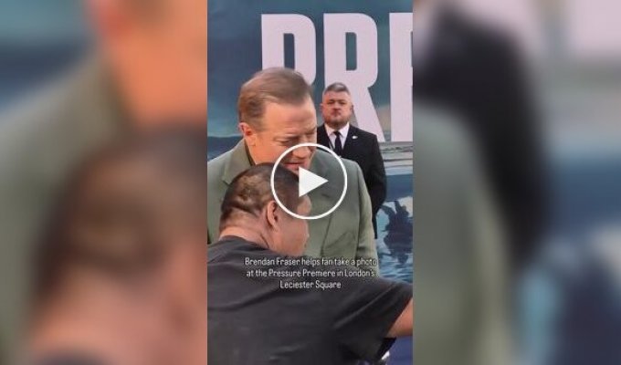 Brendan Fraser helped a fan take a photo together
