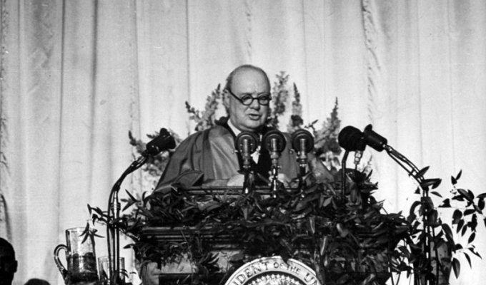 Внезапно: за «зажигательным оратором» Черчиллем скрывался «военный преступник и тупой империалист» (3 фото)