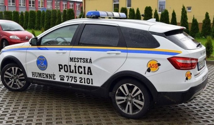 Полицейские Словакии получили новый служебный автомобиль - это Lada Vesta (3 фото)