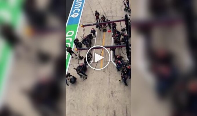 Double pit stop performed by Oracle Red Bull Racing team mechanics