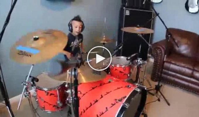 Талантливый маленький барабанщик