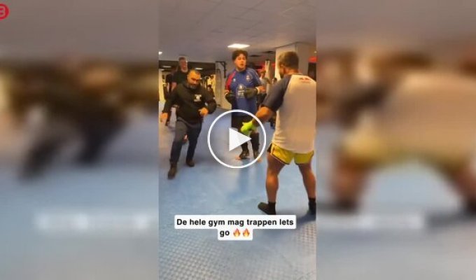 Демонстрация выносливости: мужчина принимает удары на себя