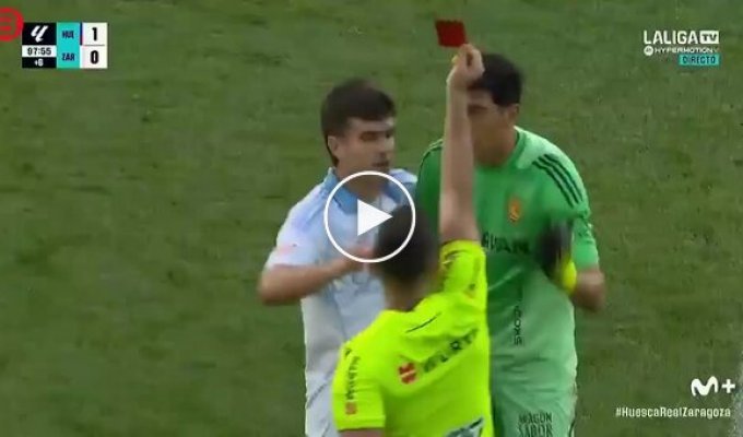 Воротар «Сарагоси» вдарив суперника кулаком у обличчя під час матчу