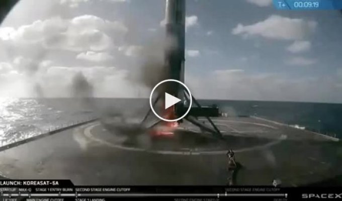 Первая ступень ракеты Falcon 9 загорелась после посадки