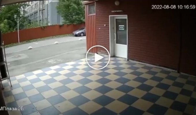Момент попадания в машину во время обстрела Харькова