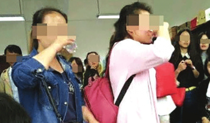 В Китае профессор провел экзамен по распитию водки  (4 фото)