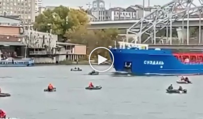 В Ростове танкер наехав на рыбацкую лодку, рыбакам пришлось прыгать в воду (мат)