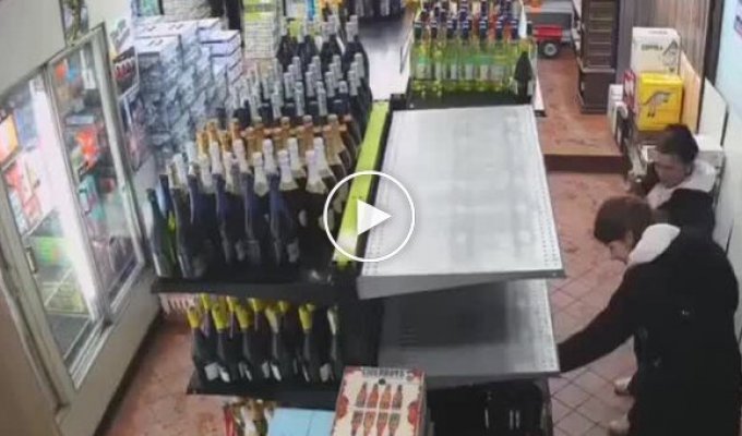 Полка с дорогим вином рухнула после того, как девушки взяли бутылку