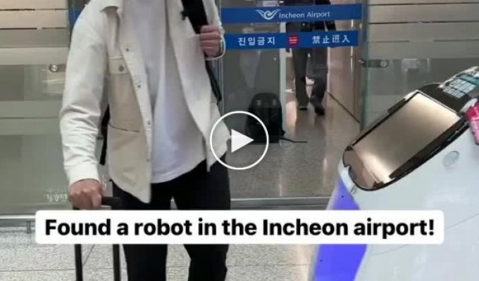 Интересный робот в аэропорту Кореи, который везде ходит за тобой