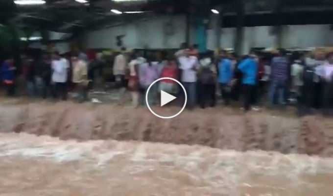 Сильнейшие за последние 12 лет проливные дожди вызвали небывалое наводнение в Мумба