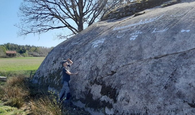 A two-meter rock carving of a boat with people on board was discovered in Sweden (3 photos)